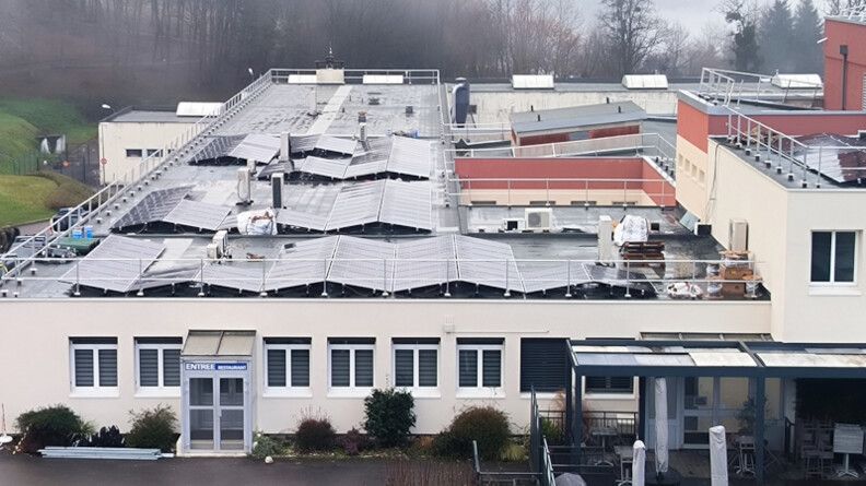Agrandir l'image Sur le toit d'un batiment assez récent, se trouve des panneaux photovoltaïques.