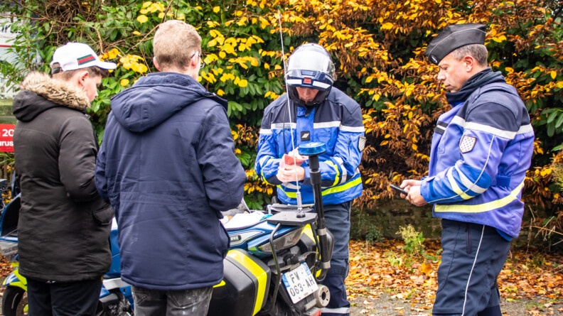 Gendarmes de l'EDSR contrôlant deux personnes lors de l'opération "Tempête 35"