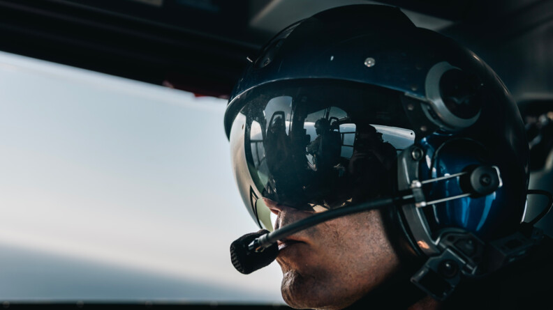 Pilote d'hélicoptère des Forces aériennes de la gendarmerie nationale en vol.
