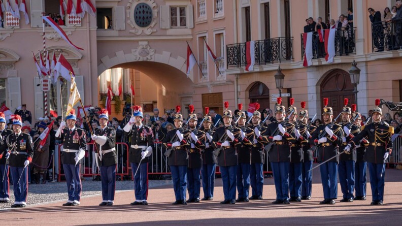 Des militaires de la garde républicaien et de celle de monaco autour du drapeau