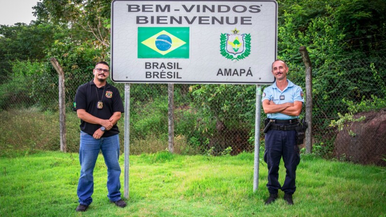 Agrandir l'image Jorivan Brito Nascimento, officier de liaison de la police fédérale brésilienne au CCP et le capitaine Flavien Besnehard, commandant le CCP, à la frontière brésilienne.
