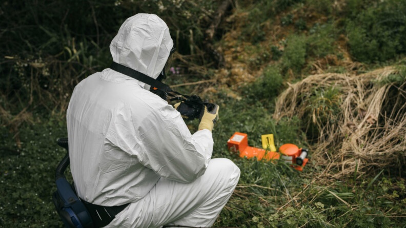 Un des gendarmes TIC prenant en photo une balise et boite noire.