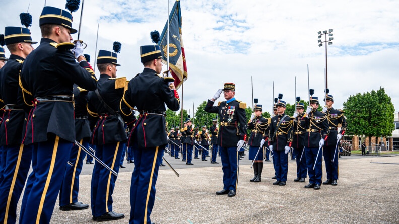 Les officiers élèves saluent le général de division Laurent Bitouzet