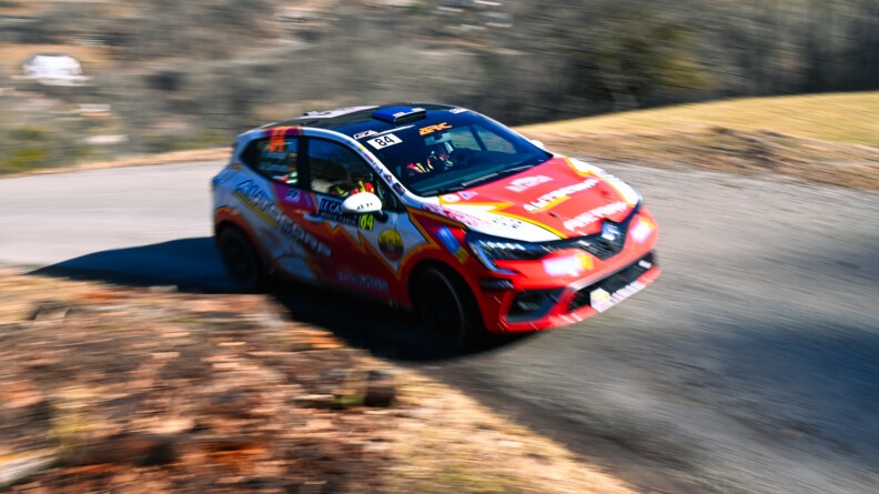 Une des voitures du Rallye sur une route de montagne.