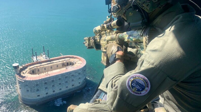 Les hommes du GIGN et des FAG en survol de l'étape du Tour de France, ici au-dessus du célèbre Fort Boyard.