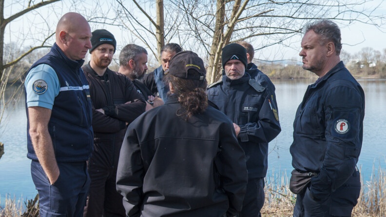 Agrandir l'image Avant la mise à l'eau, a lieu un échange au bord du plan d'eau entre des gendarmes français et des personnels des unités Suisses et Allemandes.