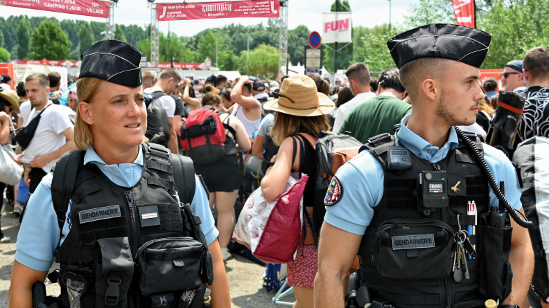 Deux gendarmes (un homme et une femme) patrouillent à pied dans la foule à l'occasion du festival Garorock 2025.