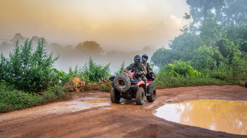 Militaires roulant en quad au lever du soleil.