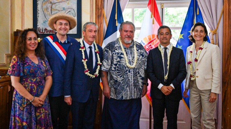 La d&eacute;l&eacute;gation ministr&eacute;ielle pr&eacute;sente en Polyn&eacute;sie fran&ccedil;aise posant avec le pr&eacute;sident du territoire Moetai Brotherson, avec un collier de fleurs autour du cou