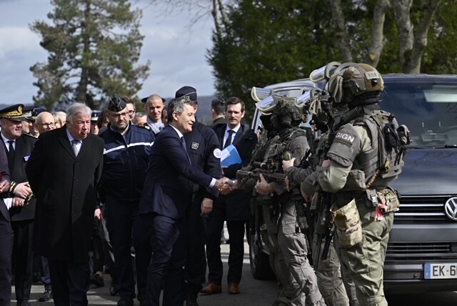 Le ministre de l'Intérieur serre la main de gendarmes du GIGN devant d'autres autorités civiles et militaires