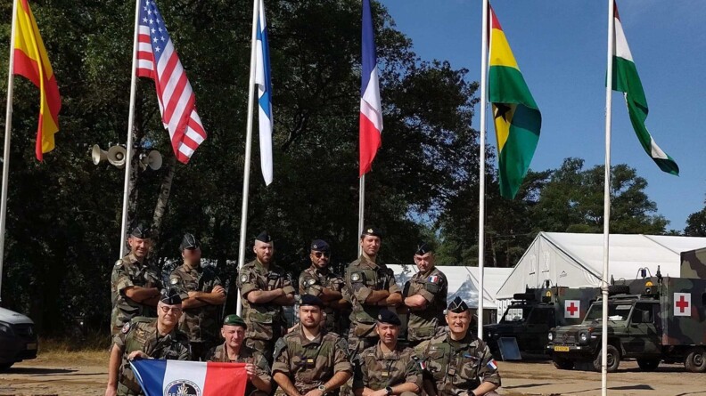 Gendarmes posant aux côtés de leurs camarades.