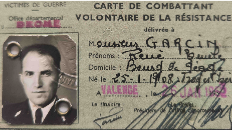 L'illustration repr&eacute;sente une acrte de combattant volontaire de la r&eacute;sistance, au nom de Monsieur Garcin. La carte comporte sur sa partie gauche une photographie en noir et blanc d'un homme d'&acirc;ge moyen, en uniforme.