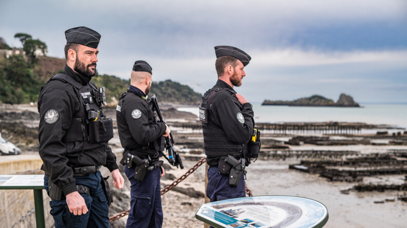 Agrandir l'image Trois gendarmes devant des parcs ostréicoles