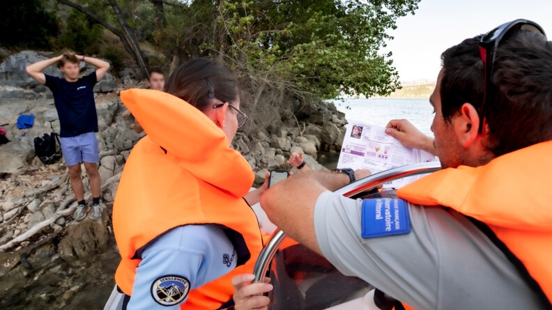 Contrôle des permis de pêche autour du lac de Sainte-Croix.