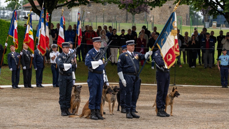 des gendarmes au garde &agrave; vous