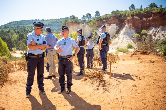 Le major g&eacute;n&eacute;ral de la gendarmerie nationale discute avec des gendarmes engag&eacute;s dans le cadre du dispositif estival de s&eacute;curit&eacute;, sur un site naturel touristique en r&eacute;gion PACA