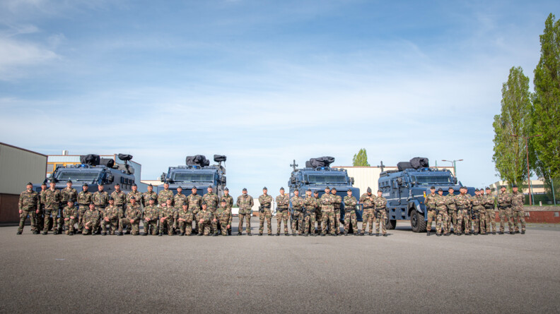 Ensemble des gendarmes de la formation devant les centaures, photo de groupe pour conclure la cérémonie