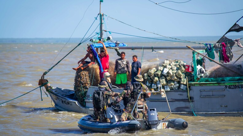 Agrandir l'image Gendarmes de La Charente abordant un bateau de pêche en action de pêche illégale.