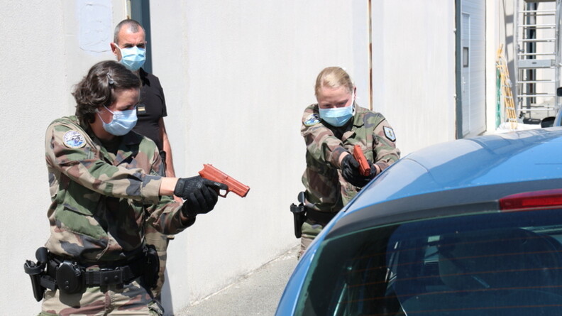 Contr&ocirc;le de v&eacute;hicule &agrave; l&rsquo;&eacute;cole de gendarmerie de Ch&acirc;teaulin.