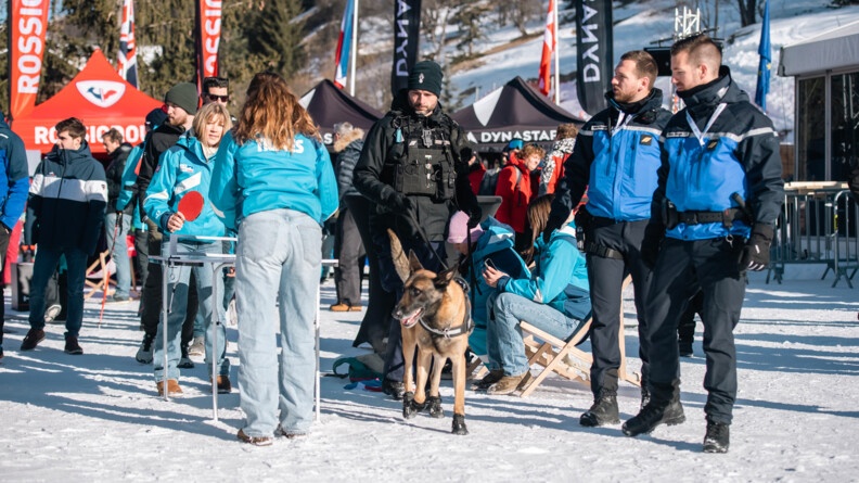 Deux gendarmes mobiles d'un peloton d'intervention accompagnent un jeune Malinois, Fracx et son Maitre-chien. Ensemble, ils avancent au milieu des touristes afin que le chien puisses repérer d'éventuels traces d'explosifs.