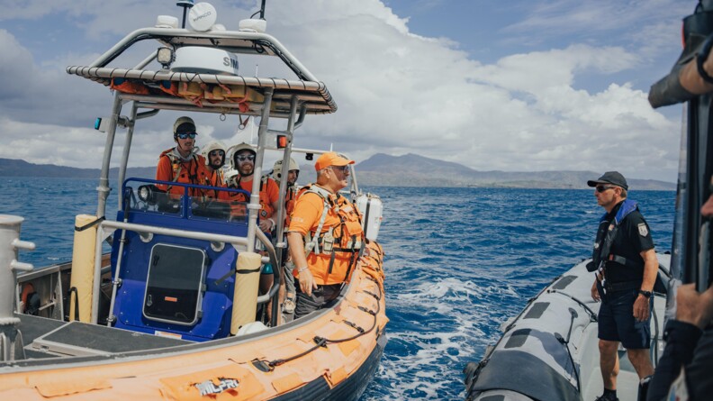 La vedette de la Brigade nautique de Pamandzi, &agrave; Mayotte, croise celle de la SNSM.