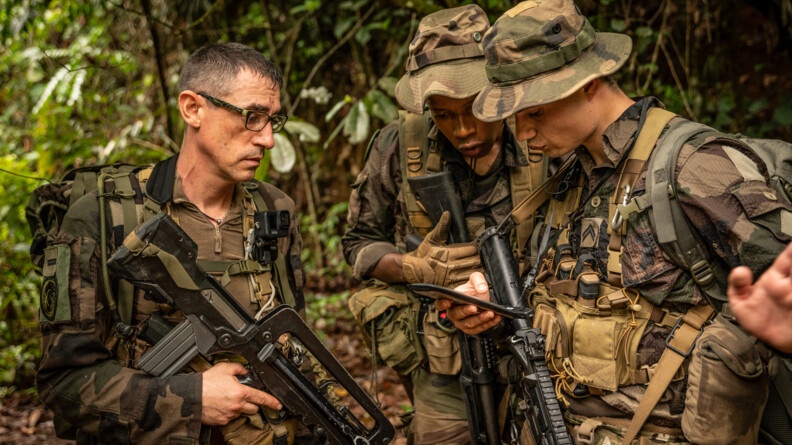 Gendarme et militaires des FAG vérifiant l'itinétaire.