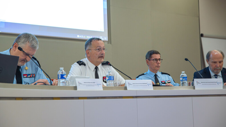 Agrandir l'image Le Directeur général de la gendarmerie, entouré d'officiers généraux, s'exprime au micro