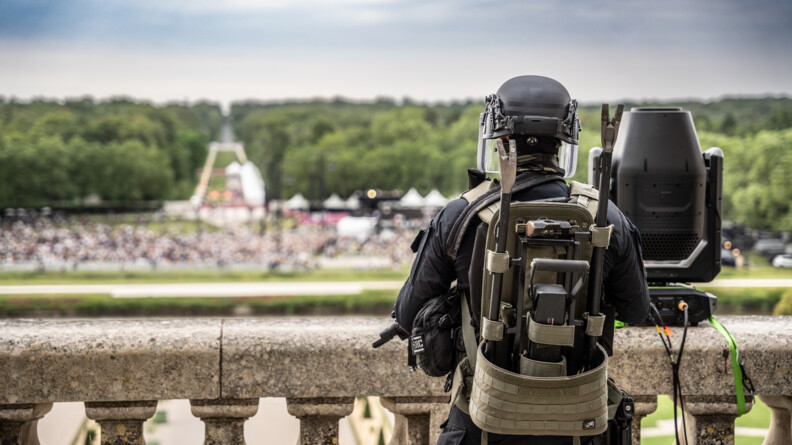 Agrandir l'image Un gendarme surveille les spectateurs du concert depuis le château de Chambord.