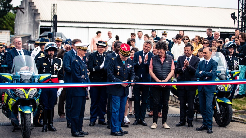 Inauguration des Journées portes ouvertes de la gendarmerie du Finistère par le général de corps d’armée Hubert Bonneau, commandant la Région de gendarmerie Bretagne et la gendarmerie pour la zone de défense et de sécurité Ouest, qui coupe le ruban, au centre, de nombreux élus, ainsi que du navigateur finistérien Jean Le Cam, parrain de l'événement.