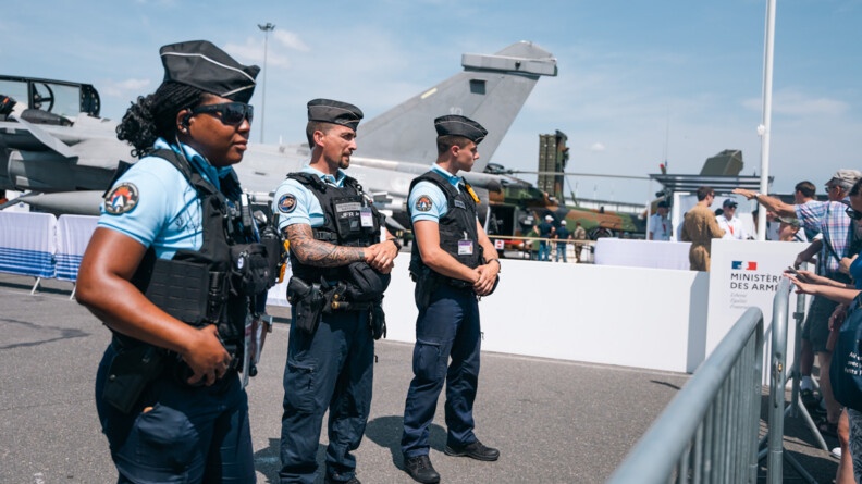 Trois gendarmes en surveillance sur le stand du Ministère des Armées au Bourget