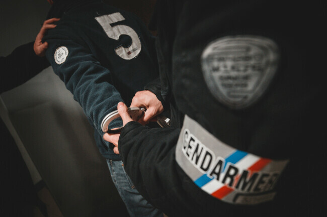 Menottage d'un individu par un gendarme
