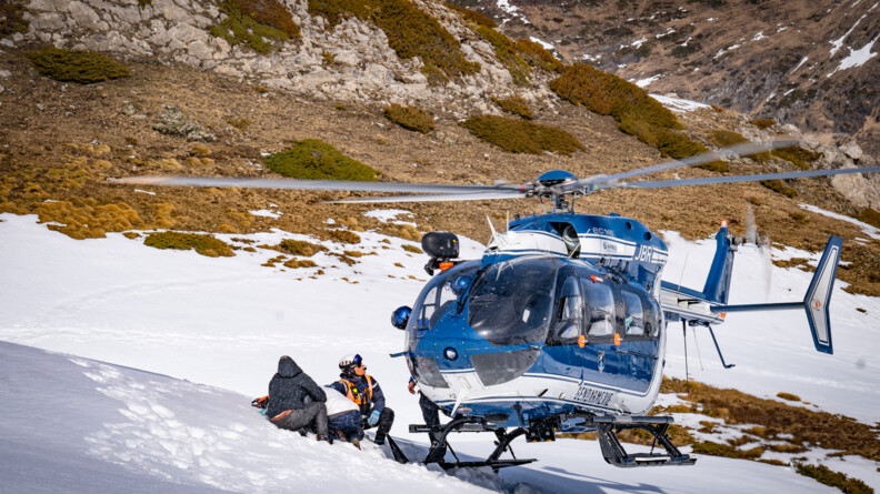 Dans la montagne enneigée, les gendarmes sont face à l'hélicoptère de la SAG, ils vont monter dedans avec la victime.