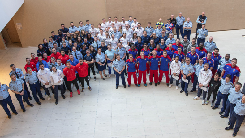 Agrandir l'image Photo montrant les gendarmes sportifs ayant participé à la cérémonie.