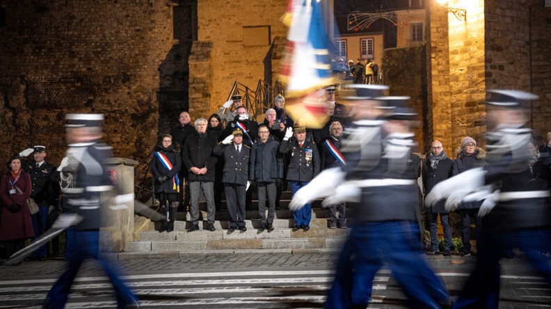 D&eacute;fil&eacute; militaire lors de la c&eacute;r&eacute;monie de remise de drapeau au groupement de gendarmerie d&eacute;partementale de la Sarthe