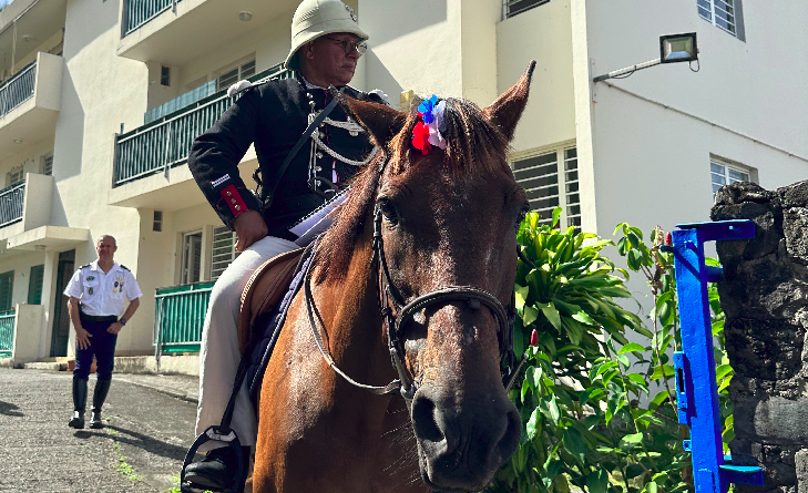 Un acteur en uniforme de l'époque monte à cheval dans la cour de la caserne.
