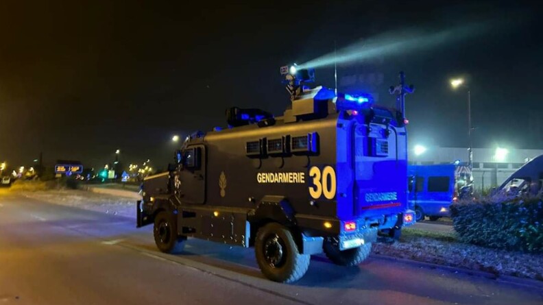Un centaure progresse sur la route avec son phare allumé.