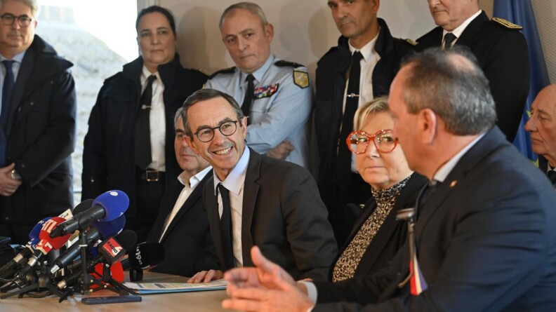 Photo du ministre de l'Int&eacute;rieur, Bruno retailleau, assis autour d'une table aux c&ocirc;t&eacute;s d'un &eacute;lu et d'autres personnes, notamment des militaires. Derri&egrave;re lui, se tient, debout, le directeur g&eacute;n&eacute;ral de la gendarmerie nationale, Hubert Bonneau