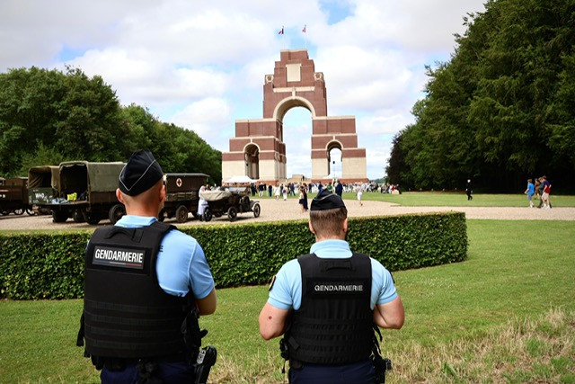 Agrandir l'image Bataille Somme - deux gendarmes face au monument commémoratif.