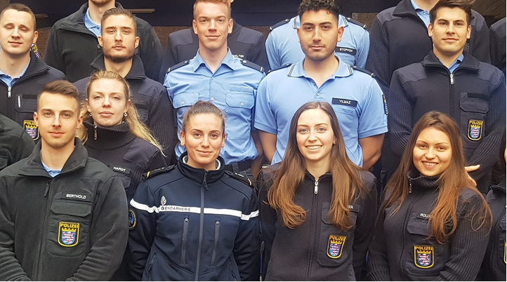 Pauline entourée des élèves de la Polizei dont sa jumelle Franziska à sa gauche.