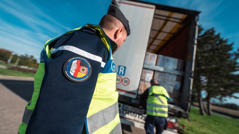 Contr&ocirc;le routier par un gendarme de l'Unit&eacute; op&eacute;rationnelle franco-allemande
