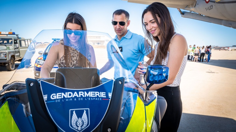 Agrandir l'image Visite des Képis Pescalunes sur la base aérienne 125 d'Istres. Présentation d'une moto par un gendarme.