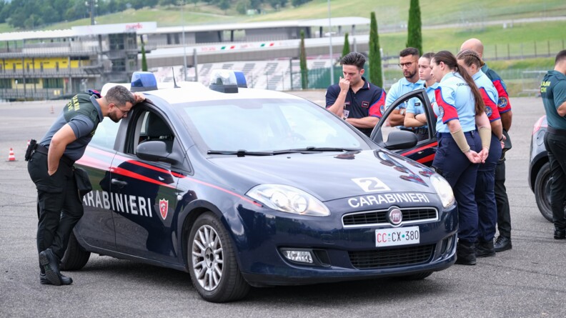 Le cadre montre le fonctionnement de la voiture. Les stagiaires sont autour de la voiture écoutent et regardent