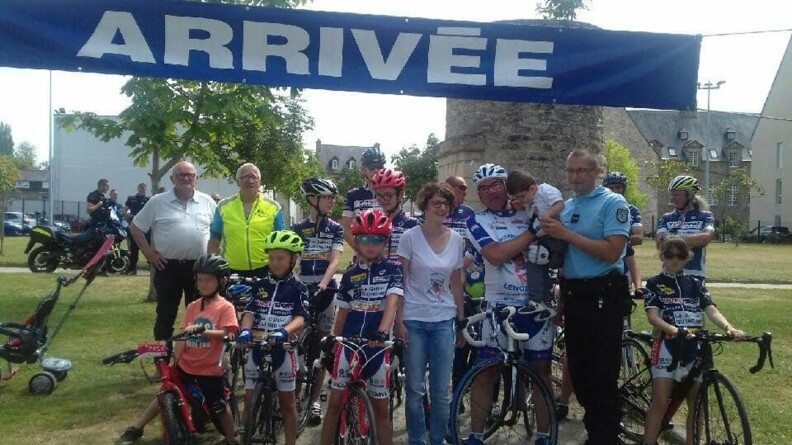 Agrandir l'image Didier Bordet, accompagné des jeunes cyclistes du club de Guingamp, est accueilli sur la ligne d'arrivée par Lenoick et ses parents.