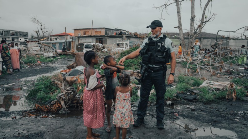 Trois enfants dans les bangas de Mayotte avec un gendarme