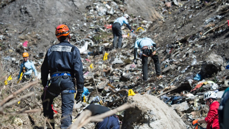 Agrandir l'image Un militaire de la gendarmerie des transports aériens enquête sur le crash de la Germanwings.