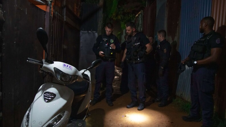 Gendarmes contrôlant un scooter potentiellement volé.