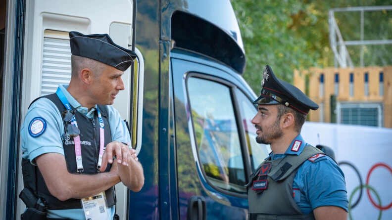 Le chef d'escadron Laurent Flouriot (à gauche), commandant de la Compagnie de gendarmerie départementale de Rambouillet, échange avec un carabinier italien engagé en renfort sur le dispositif.