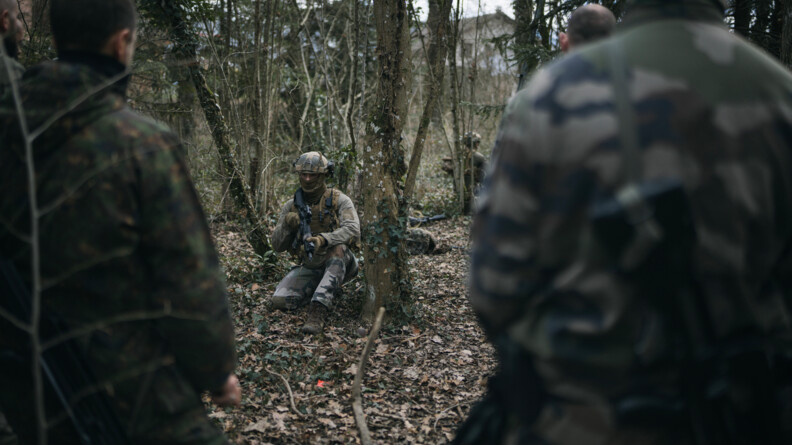 Des gendarmes et militaires se postent dans la forêt