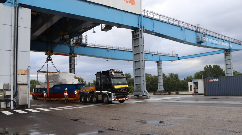 La nouvelle vedette de la compagnie fluviale franco-allemande, entrain d'être transporté par un camion.