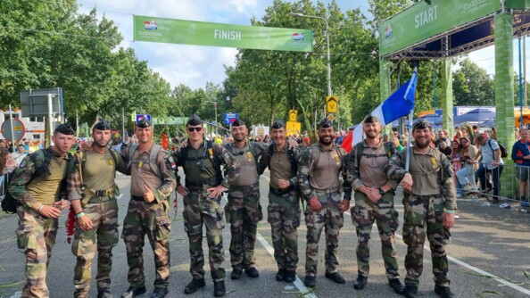 Deux équipes de gendarmes réunies sur la ligne d'arrivée et arborant la médaille de Nimègue.
